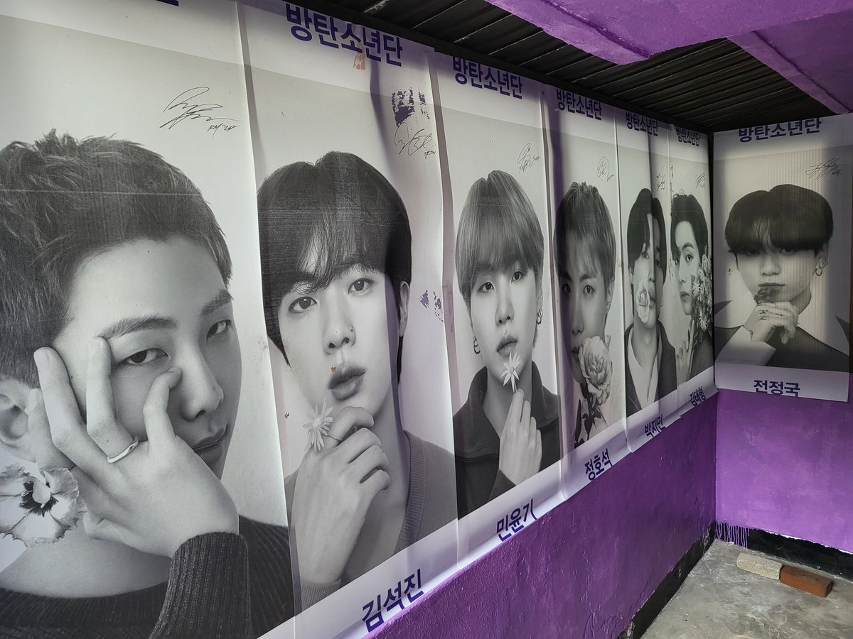 Purple_moon_R's tweet photo. #방탄소년단 
#BTS_ARMY 
#보라달공방_용산구_한강로3가_40_342
@BTS_twt
보라달공방입니다😍
하이브 건너편  가정집 지하에 있어요😅  간판도 직접그리고😅
하이브 오시면 버스정류장 횡단보도 건너서
직진하신후 카센터 보이면 왼쪽 골목보시면
보라달이 보이세요
대문열고 들어오세요💜
많관부 💜 https://t.co/9KujycaTVp
