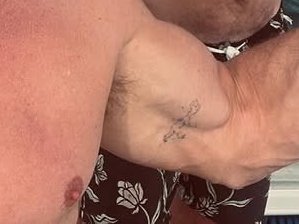 📷 Chris Hemsworth’s arm pits with his father Craig at Fiji Islands on 26 May 2025. 🎞️🇦🇺🇫🇯🏄🏼‍♂️💪🏻

➤ @ChrisHemsworth: instagram.com/chrishemsworth…

#ChrisHemsworth #Hemsworth #HemsworthPits #Shirtless #Chest #Nipples #Arms #Biceps #Armpits #Pits #Muscles #Surfer #Flexing #2025 #2020s