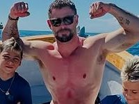 CHemsworthPits's tweet photo. 📷 Chris Hemsworth’s pits with his sons Tristan &amp; Sasha at Fiji Islands on 26 May 2025. 🎞️🇦🇺🇫🇯🏄🏼‍♂️💪🏻🦶🏻

➤@ChrisHemsworth: https://t.co/DnJw1fW0Po

#ChrisHemsworth #Hemsworth #HemsworthPits #Shirtless #Chest #Nipples #Arms #Biceps #Armpits #Pits #Muscles #Flexing #Feet #2025 #2020s https://t.co/4yluByGkVt
