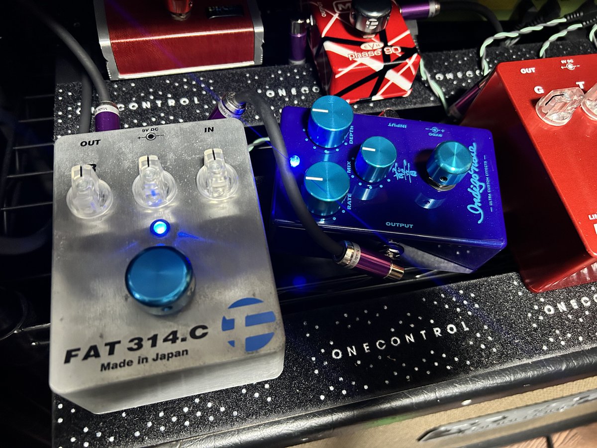 fatman1090's tweet photo. フォロワーの皆様からのMNGに満足してしまい、
私は買って眠らせてしまっておりました💦
FAT 314.C
IndigoNote Chorus
比べてみるとやはり違いますね！
FATの方がワイドに柔らかく掛かり、
IndigoNoteはタイトでロー弦に気持ちよく掛かる印象でした！
完全に好みの世界です🤣
#TAK
#FAT
#IndigoNote https://t.co/jS0VLY4vK1