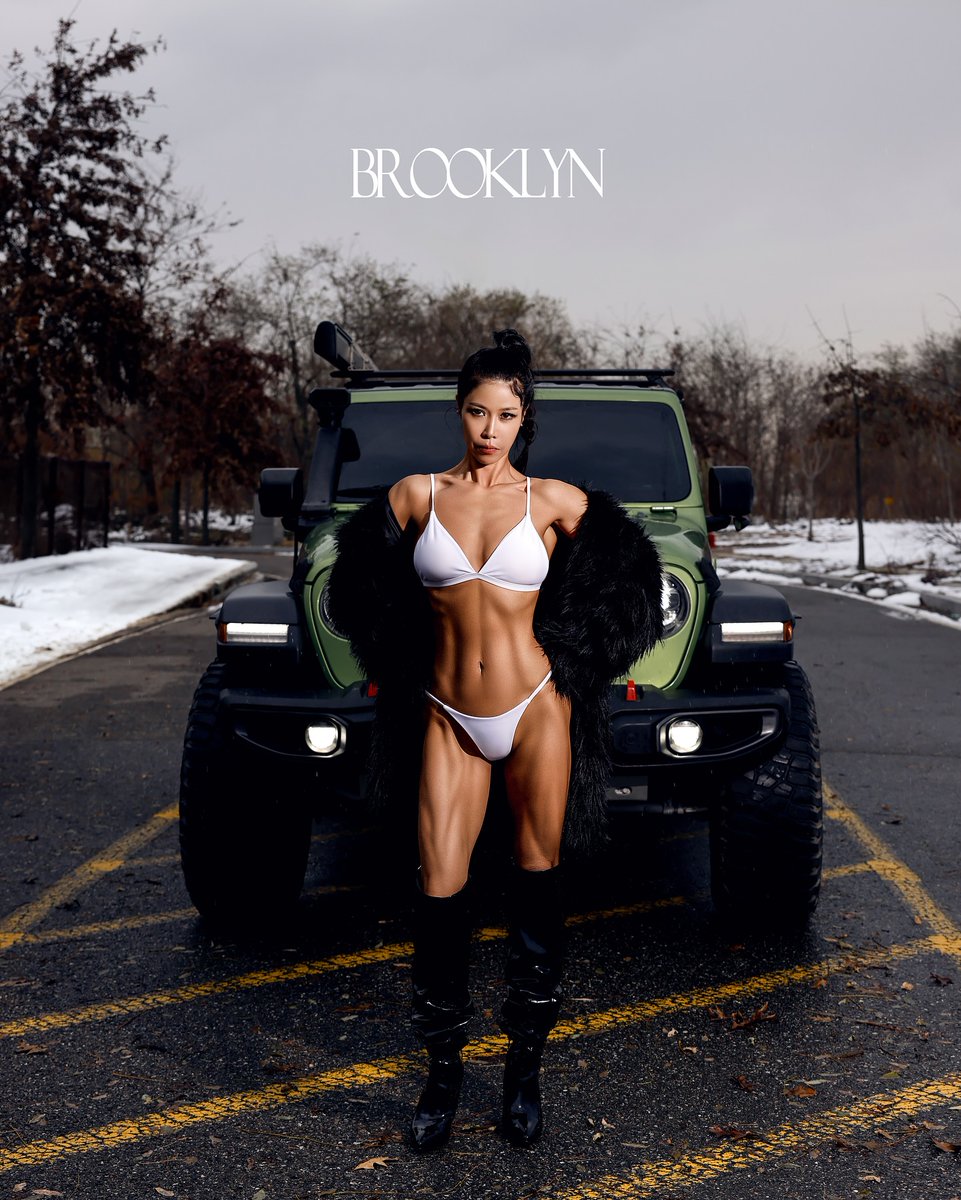 身着白色比基尼的肌肉美女，在冰天雪地里拍的健美写真！冷峻的画风非常性感，可惜暂时不知这位模特是谁，图片原作品是来自韩国brooklyn studio工作室。😋😋