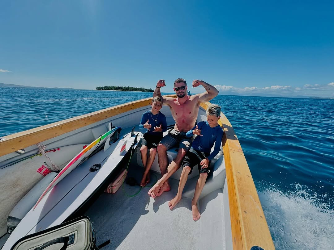 📷 Chris Hemsworth’s pits with his sons Tristan &amp; Sasha at Fiji Islands on 26 May 2025. 🎞️🇦🇺🇫🇯🏄🏼‍♂️💪🏻🦶🏻

➤@ChrisHemsworth: instagram.com/chrishemsworth…

#ChrisHemsworth #Hemsworth #HemsworthPits #Shirtless #Chest #Nipples #Arms #Biceps #Armpits #Pits #Muscles #Flexing #Feet #2025 #2020s