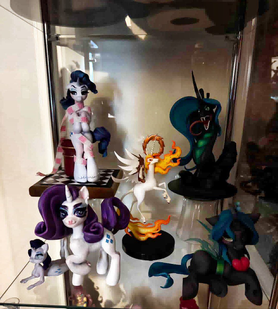 Nerotic13's tweet photo. 🤩I received a review from a Rarity buyer today!
My girl now lives in the States on a shelf with other beauties 💜💜💜
#Review #mlp #mylittlepony #mlpfanart #mlpfandom #handmade #Rarity #craft #polimerclay #clay #clayfigure #pony #ponylove #рарити #рэрити #пони #ручнаяработа https://t.co/rXUoywR1ao