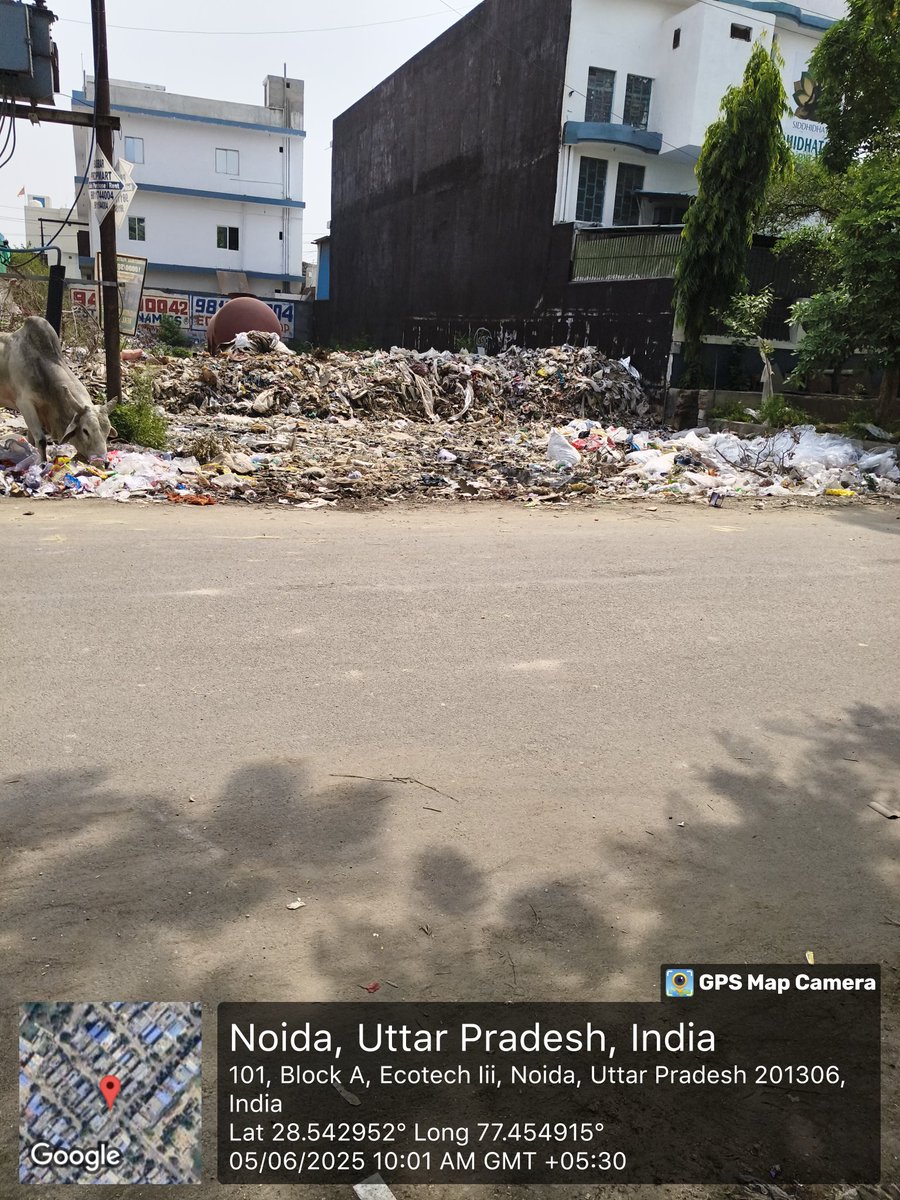 sankush15's tweet photo. @fularapurohit @OfficialGNIDA @UPGovt @myogioffice @cmouttarpradesh @JaswantSainiBJP @NandiGuptaBJP @dr_maheshsharma @ChiefSecy_UP @tejpalnagarMLA Plot khali pada hai kude ka dheer bana hai saalo se naali jo the gayab ho gye sab wha kuda phek rhe hai g bhar k g yeh hai swacch greater noida, safai waale aate hai aur 1 jagah kudda uthaya photo le aur bhag jaate hai chote se gaadi aaye dikhawa kar bhag gye adhikari kab ayenge https://t.co/f2FZaUQRqj