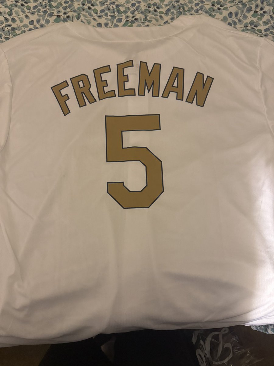 xLoco310's tweet photo. My free golden Dodgers jersey; Dodgers 4 - Padres 3 https://t.co/pz4x6kV1c8