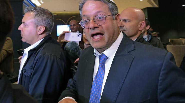 Gazze’de ayakta tek hastane bırakmayan İsrail, Tel Aviv’de bir hastaneye İran füzesinin isabet etmesine tepki gösterdi. 

🗣️ İsrail Ulusal Güvenlik Bakanı Itamar Ben-Gvir:

Hastanelere, yaşlılara ve çocuklara füze atan bu Naziler’in elinde nükleer silah olsaydı, tereddüt etmeden