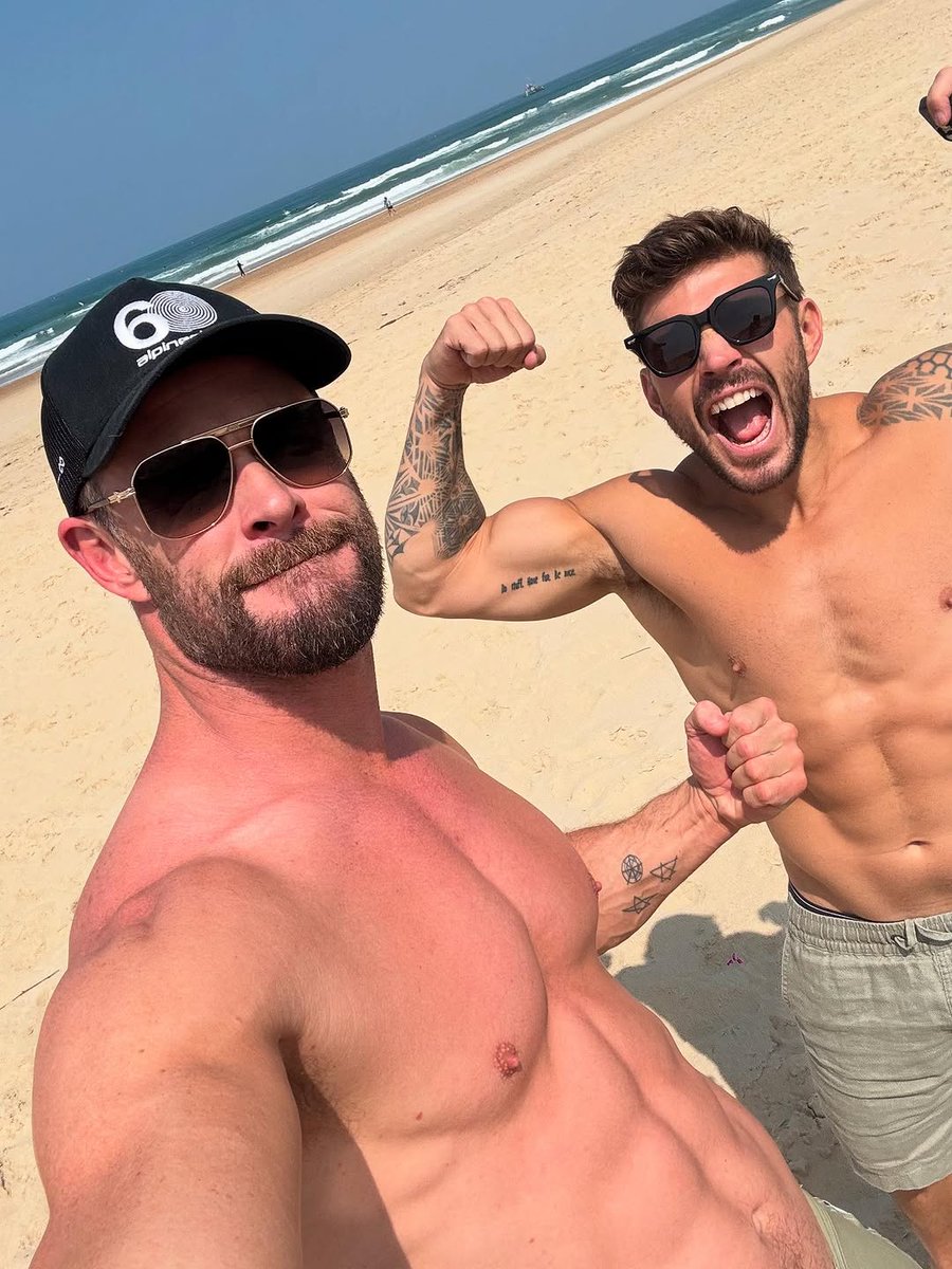📷 Chris Hemsworth’s arm pits and Luke Zocchi in Hossegor, France on Tuesday 17 June 2025. 🎞️🇦🇺🇫🇷🏄‍♂️🌊💪🏻

➤ @ChrisHemsworth: instagram.com/chrishemsworth…

#ChrisHemsworth #Hemsworth #HemsworthPits #Shirtless #Chest #Nipples #Arms #Biceps #Armpits #Pits #Muscles #Flexing #2025 #2020s