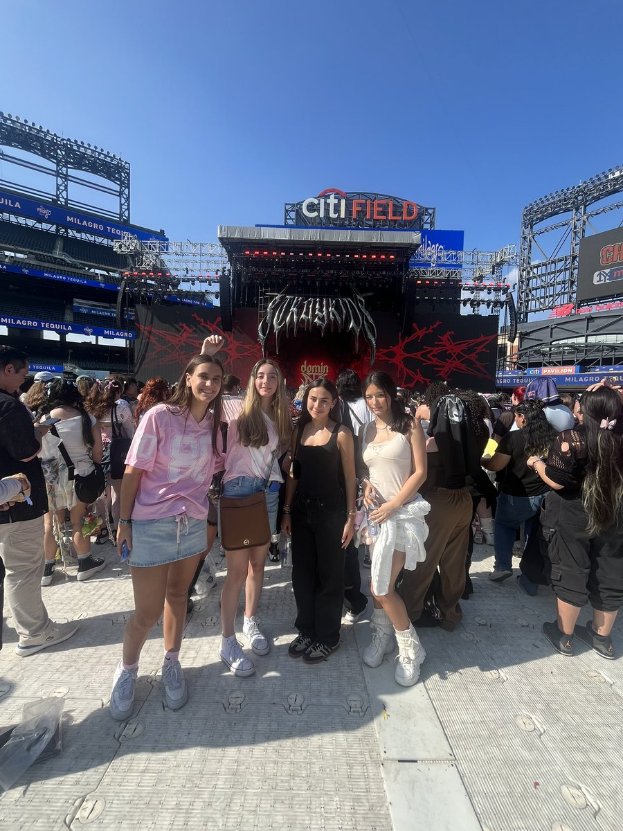 underrerated's tweet photo. hi cuties #dominATE_NewYork #citifield #straykids https://t.co/ZrnOUX80EA