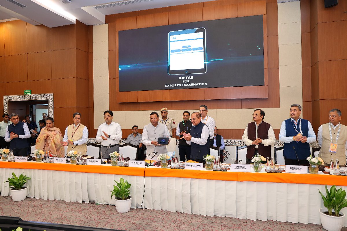आज नई दिल्ली के सुषमा स्वराज भवन में आयोजित हुए केंद्रीय अप्रत्यक्ष कर और सीमा शुल्क बोर्ड (CBIC) के मुख्य आयुक्तों एवं महानिदेशकों के 2 दिवसीय सम्मेलन की अध्यक्षता की। इस दौरान वस्तुओं के शीघ्र और बाधारहित निर्यात(export)  निरीक्षण को सुगम बनाने हेतु ICETAB लॉन्च किया। 
#CBIC
