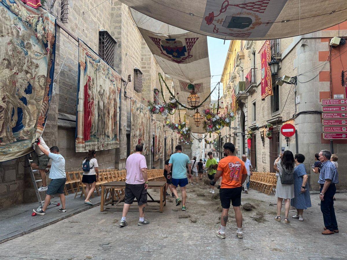 ☀️🌹🌷Así amanece #Toledo en su día grande, el Corpus Christi, fiesta declarada de Interés Turístico Internacional

A las 11:00 saldrá la Custodia de Arfe por la Puerta Llana de la Catedral para recorrer las calles engalanadas del Casco Histórico

#CorpusChristi #Corpus2025