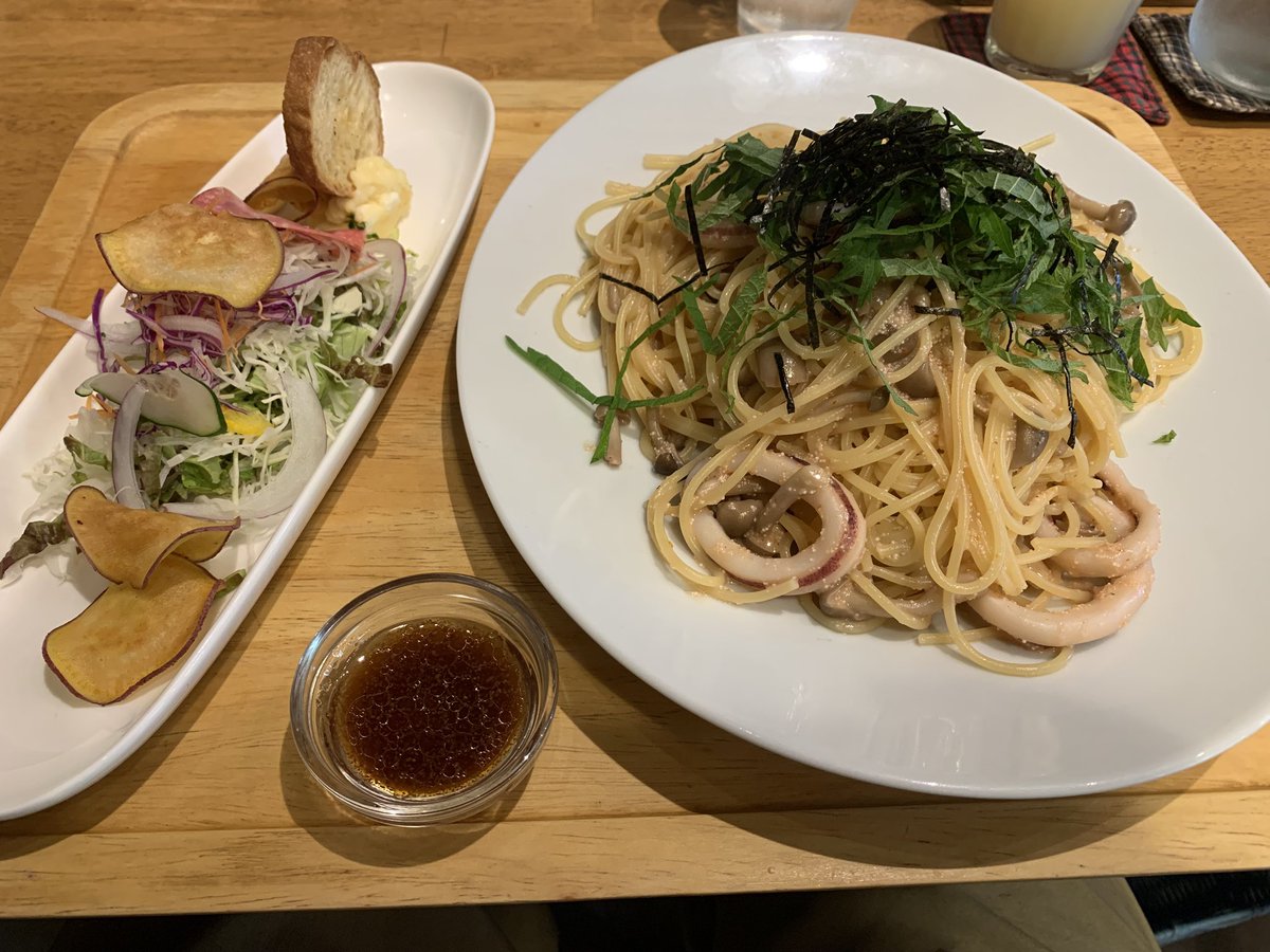 TOYBOX10597373's tweet photo. ずっと行きたかったお店に、仕事のタイミングでやっと行けた⤴️
Aランチの麺を大盛りをチョイス☝️
イカとキノコの明太パスタ🍝
美味い😋🍴
次はオムライスにしようかな^ - ^

#clapdining
#滋賀県彦根市八坂町２９６４−３
#ゴイゴイスー
#TOYBOX飯 https://t.co/MLtSHIuftx