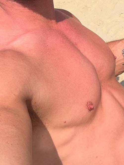 CHemsworthPits's tweet photo. 📷 Chris Hemsworth’s arm pits and Luke Zocchi in Hossegor, France on Tuesday 17 June 2025. 🎞️🇦🇺🇫🇷🏄‍♂️🌊💪🏻

➤ @ChrisHemsworth: https://t.co/C2SRDBquwb

#ChrisHemsworth #Hemsworth #HemsworthPits #Shirtless #Chest #Nipples #Arms #Biceps #Armpits #Pits #Muscles #Flexing #2025 #2020s https://t.co/BKWJ0n7wuG