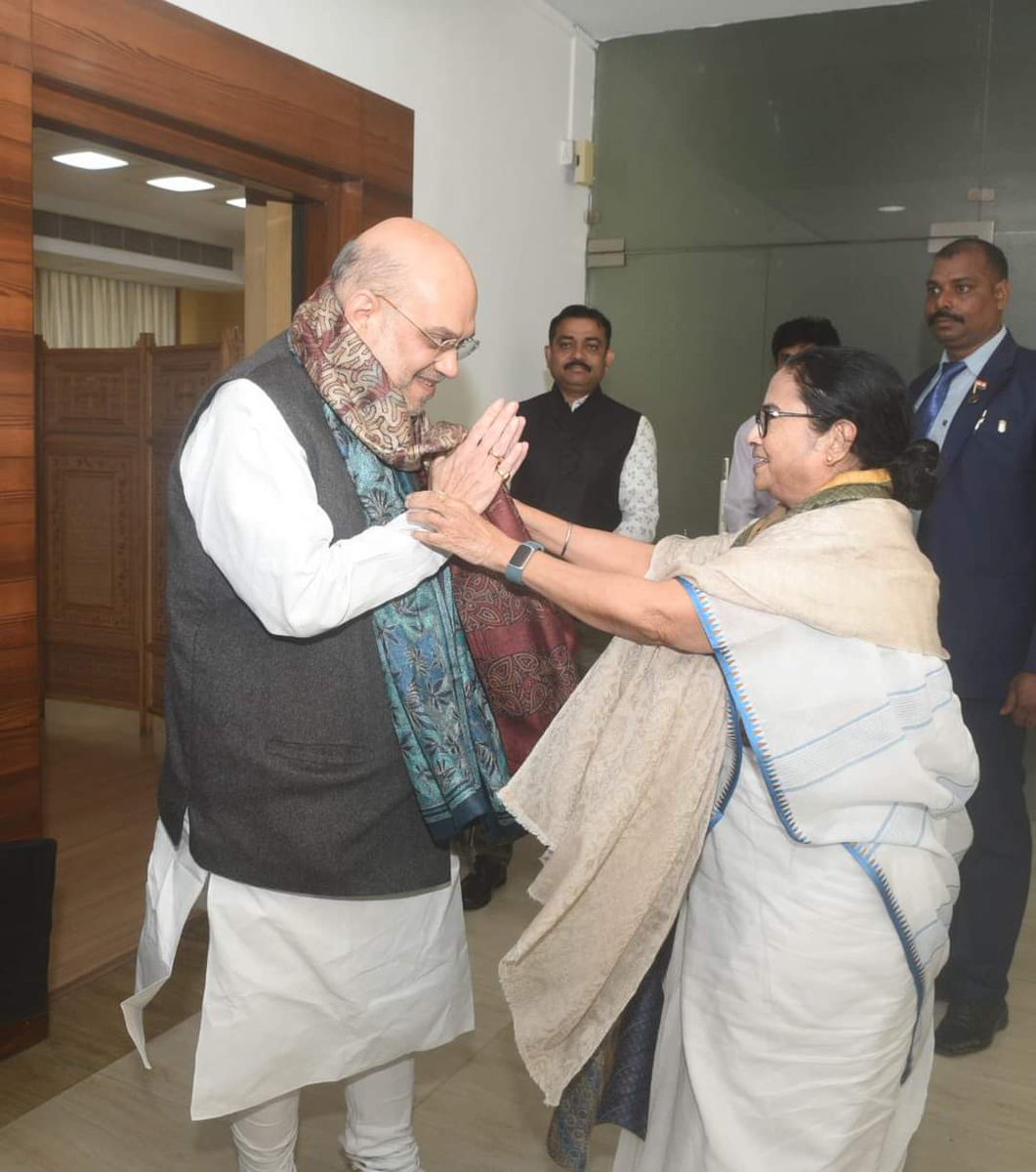 Lee_Merick's tweet photo. What has, in these past 11 years, prevented the #NaMoSarkar, from promulgating the much-needed #PresidentsRule in the disturbed, sensitive, failed, doomed #BorderState of #Bengal ?

😳🙄☹️🤷‍♂️ https://t.co/lDEaskixrL