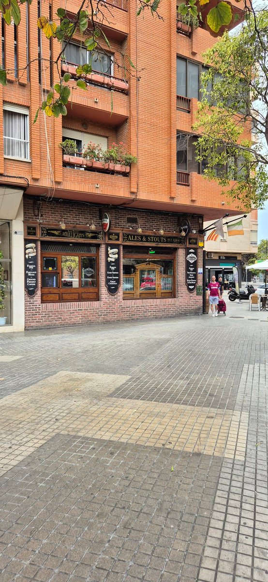 bobtaz75's tweet image. Always try an find an estate boozer.. #supportpubs even in Valencia