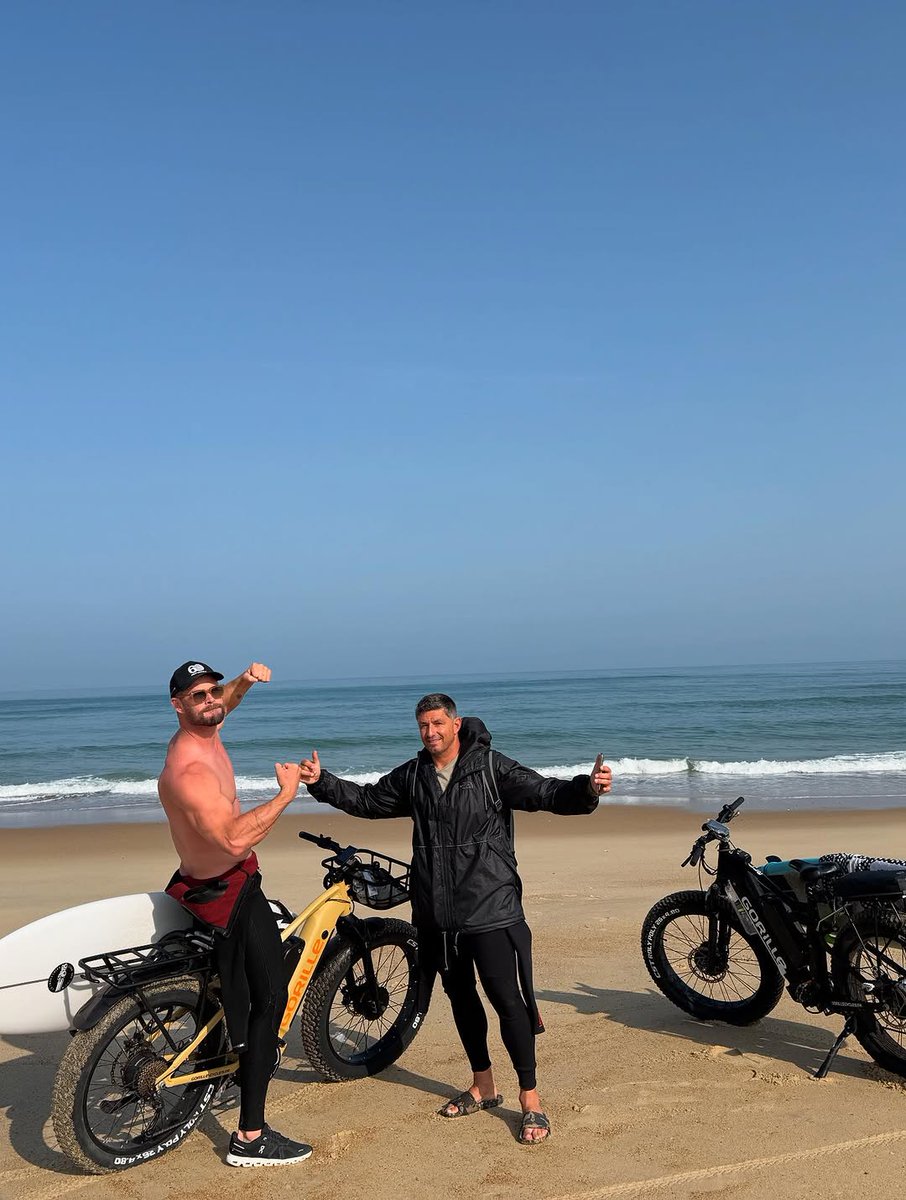 📷 Chris Hemsworth’s arm pits and Michael Picon in Hossegor, France on Tuesday 17 June 2025. 🎞️🇦🇺🇫🇷🏄‍♂️🌊💪🏻

➤ @ChrisHemsworth: instagram.com/chrishemsworth…

#ChrisHemsworth #Hemsworth #HemsworthPits #Shirtless #Chest #Nipples #Arms #Armpits #Pits #Biceps #Muscles #Flexing #2025 #2020s