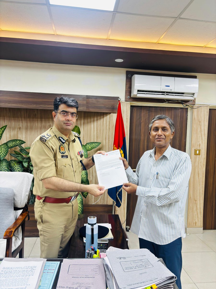 THAKUR SHREESH SINGH (वरिष्ठ पत्रकार) (@singhshreesh) on Twitter photo पुलिस महानिरीक्षक लखनऊ जोन श्री तरुण गाबा (IPS) जी से शिष्टाचार भेंट किया। <a href="/UPVidhansabha/">UP Vidhansabha</a> <a href="/loksabhaspeaker/">Lok Sabha Speaker</a> <a href="/myogioffice/">Yogi Adityanath Office</a> <a href="/anandibenpatel/">Anandiben Patel</a> <a href="/Babitasingh_/">Dr. Babita Singh</a> <a href="/UPGovt/">Government of UP</a> <a href="/UpforestUp/">Environment, Forest and Climate Change Department</a> <a href="/PMOIndia/">PMO India</a> <a href="/dpriyankamaurya/">Dr. Priyanka Maurya</a> <a href="/UPGovt/">Government of UP</a> <a href="/AdminLKO/">DM Lucknow</a> <a href="/co32pacup/">CO 32nd BN</a> पुलिस महानिरीक्षक लखनऊ जोन श्री तरुण गाबा (IPS) जी से शिष्टाचार भेंट किया। <a href="/UPVidhansabha/">UP Vidhansabha</a> <a href="/loksabhaspeaker/">Lok Sabha Speaker</a> <a href="/myogioffice/">Yogi Adityanath Office</a> <a href="/anandibenpatel/">Anandiben Patel</a> <a href="/Babitasingh_/">Dr. Babita Singh</a> <a href="/UPGovt/">Government of UP</a> <a href="/UpforestUp/">Environment, Forest and Climate Change Department</a> <a href="/PMOIndia/">PMO India</a> <a href="/dpriyankamaurya/">Dr. Priyanka Maurya</a> <a href="/UPGovt/">Government of UP</a> <a href="/AdminLKO/">DM Lucknow</a> <a href="/co32pacup/">CO 32nd BN</a>
