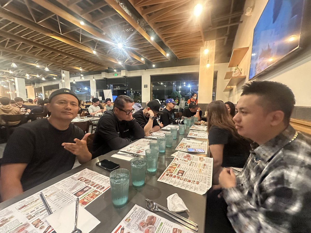 AndrewE_Dongalo's tweet photo. It's late dinner with the LA Krew -- BassRhyme, Sevenes, CrazzyG, MC4D and Me, hahaha...!!! It's good to see you guys again here in Cali...!!! Advance goodluck to your project...!!! #WTNO ๐ฅ๐ฅ๐ฅ https://t.co/vBwOeS6Wax