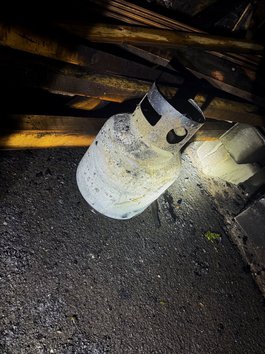 Market Drayton (@sfrs_mdrayton) on Twitter photo Mobilised π by <a href="/SFRS_Control/">SFRS Control</a> βοΈ 23:28 Wednesday along with <a href="/FireHodnet/">Hodnet Fire Station</a> to shed fire π₯ On arrival fully developed and rapidly spreading fire π₯ 4 x BA π§π»βππ¨π»βπ 2 HRJs and 1 x JET π¦ Rapid assertive actions prevented fire spread to 2 x properties π 1 x cylinder removed and cooledπ¦ Mobilised π by <a href="/SFRS_Control/">SFRS Control</a> βοΈ 23:28 Wednesday along with <a href="/FireHodnet/">Hodnet Fire Station</a> to shed fire π₯ On arrival fully developed and rapidly spreading fire π₯ 4 x BA π§π»βππ¨π»βπ 2 HRJs and 1 x JET π¦ Rapid assertive actions prevented fire spread to 2 x properties π 1 x cylinder removed and cooledπ¦
