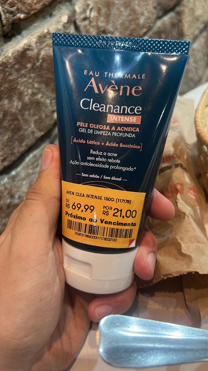 Luk_Cst's tweet photo. Cuidar da pele é bom, mas esses dermocosméticos próximo a validade ganham preferência quando vou renovar meu skincare de farmácia; esse, por exemplo, pra vencer em setembro... #skincare boa marca, bom preço. https://t.co/VVXV2B2yXl