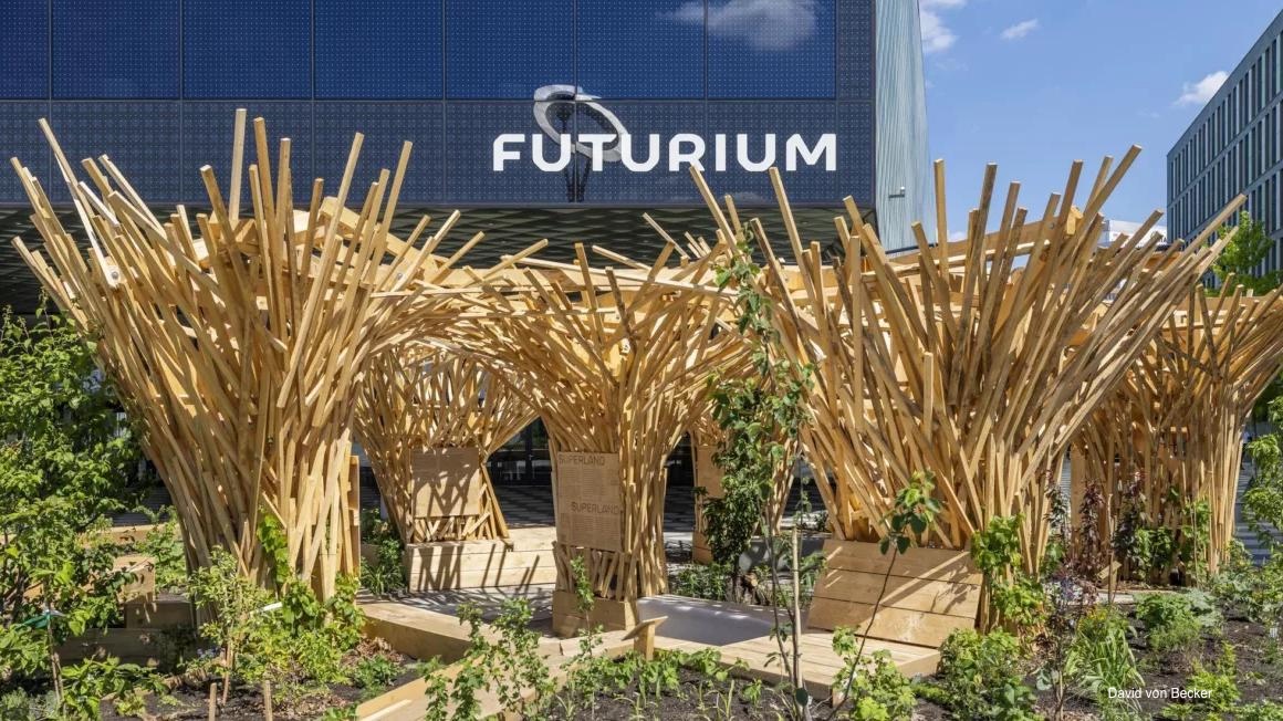🌱 „Superland“ – Zukunft mit allen Sinnen erleben

Die Ausstellung „Superland“ vor dem Futurium in Berlin zeigt noch bis November Lösungsansätze für eine nachhaltige Landwirtschaft.

👉 Mehr zum Thema gibt es hier: biooekonomie.de/nachrichten/ne…

#Bioökonomie #Landwirtschaft #Zukunft
