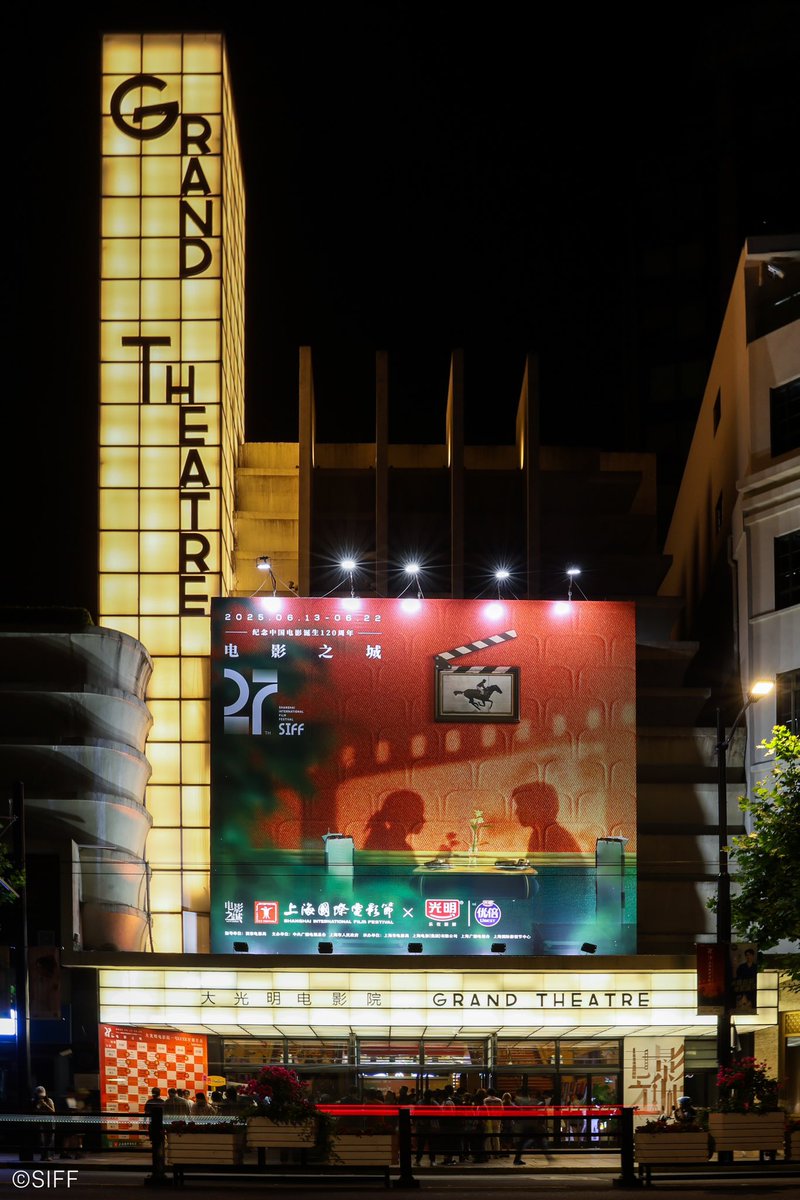 kokuhou_movie's tweet photo. ／
日本が誇る『国宝』が
世界を更なる熱狂に包み込む🪭
＼

第27回上海国際映画祭
インターナショナル・パノラマ部門
カンヌ エクスプレス 公式上映が行われ、
#李相日 監督がQ&Aの舞台挨拶に登場！

「今回、上海で上映できることは僕にとって特別な想いがあります。『国宝』の映画制作にあたり、学生時代にチェン・カイコー監督の『さらば、わが愛／覇王別姫』（1993）を観た衝撃から、いつかこんな映画を撮ってみたいという想いを持っていた。それが歌舞伎をテーマに映画を撮ってみたいという思いにつながっていました。」と制作秘話を語りました。

観客からは上映終了後も作品を絶賛するコメントに溢れ、カンヌ国際映画祭に続き、更に世界が熱狂する上海国際映画祭となりました。

#国宝 #映画国宝
大ヒット上映中🎬⸝‍��⸝‍⋆