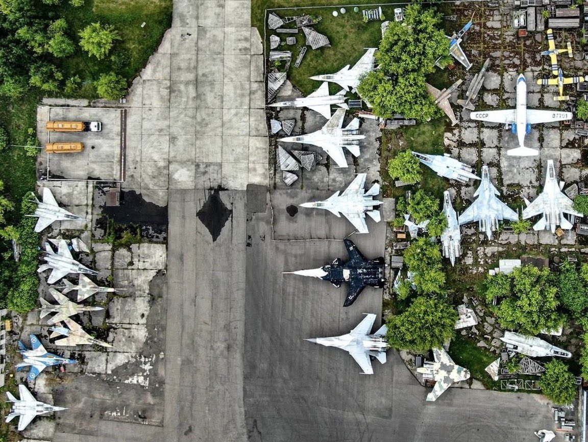 Base aérienne de joukovski, grand centre de recherche et d’essai pour l’aéronautique et le spatial. 
Enfin…au temps de l’URSS. 
Maintenant, les Mig à gauche, les Sukhoï à droite. 
Tous démontés pour pièces. 
La grande Russie 🤣🤣🤣 
J’adore en haut a droite le CCCP sur l’aile.