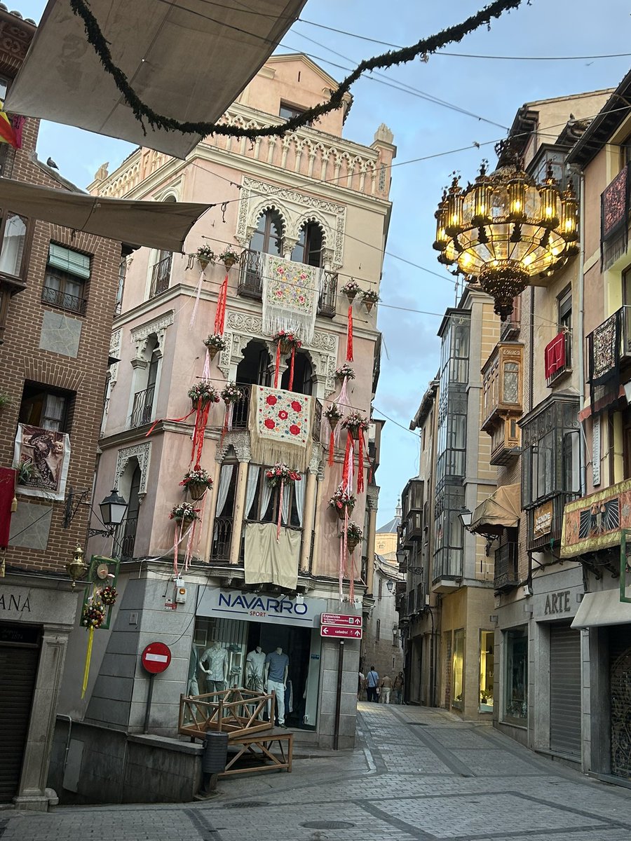 Ya es Corpus en Toledo. La ciudad se engalana como nunca al paso del Señor que se hace presente en medio de nosotros. ¡Se ha quedado para siempre en la eucaristía!
#corpustoledo #corpuschristi