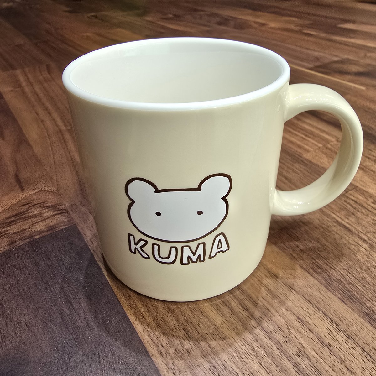 reirei_PR's tweet photo. 【商品のご紹介③】
「お部屋ぐまルーミー」POP UP SHOP IN ハンズ！
新作グッズを毎日ご紹介🎶
3日目はコーヒーカップ☕️
作中でルーミーが使用しているマグカップをそのまま再現！
反対側にはマグを使用しているルーミーのイラストをあしらった、可愛らしいデザインです✨

#お部屋ぐまルーミー https://t.co/8azme9M4Om