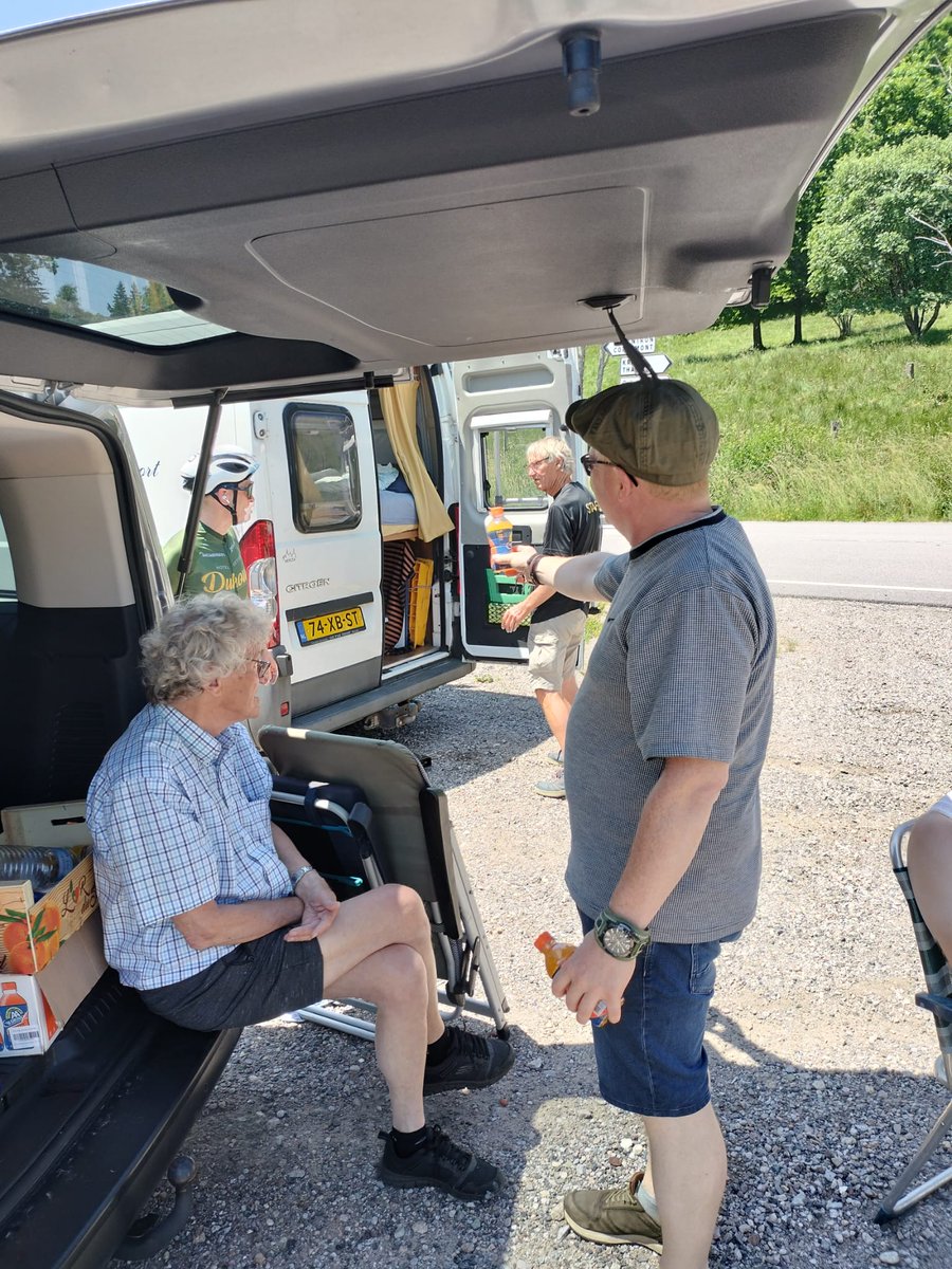 Wij zitten aan ons laatste "sport"ontbijt. Op de planning staat een rit met voor ons onbekende beklimmingen, over het weer hebben we wederom niets te klagen.