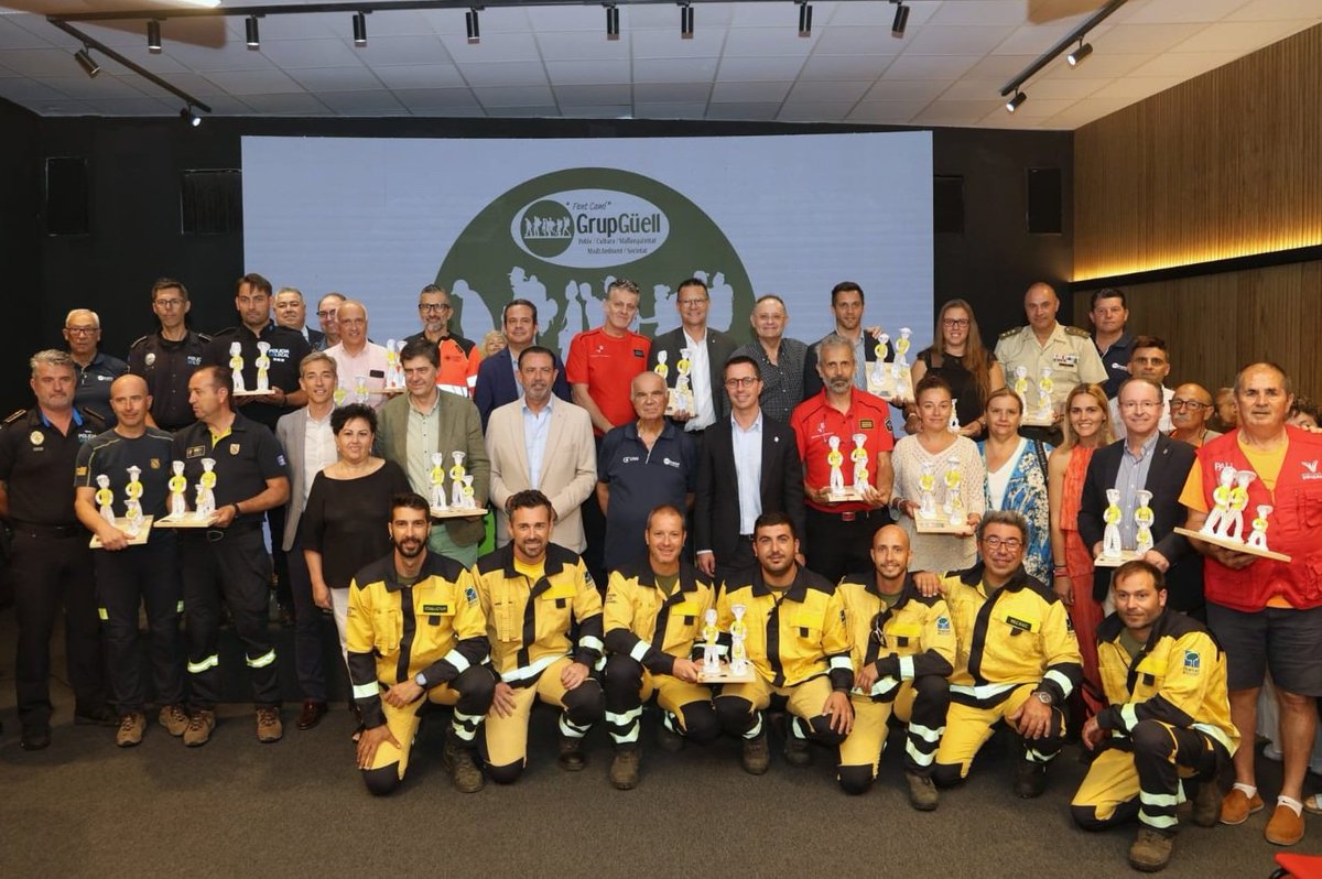 L'<a href="/ibanat_IB/">IBANAT</a>, com a part del contingent balear que va ajudar en les tasques d'emergència i assistència als afectats per la DANA de València, ha rebut el siurell de plata per part de l’organització Grup Güell com a símbol d’agraïment.

👏 Un reconeixement a la seva feina exemplar!