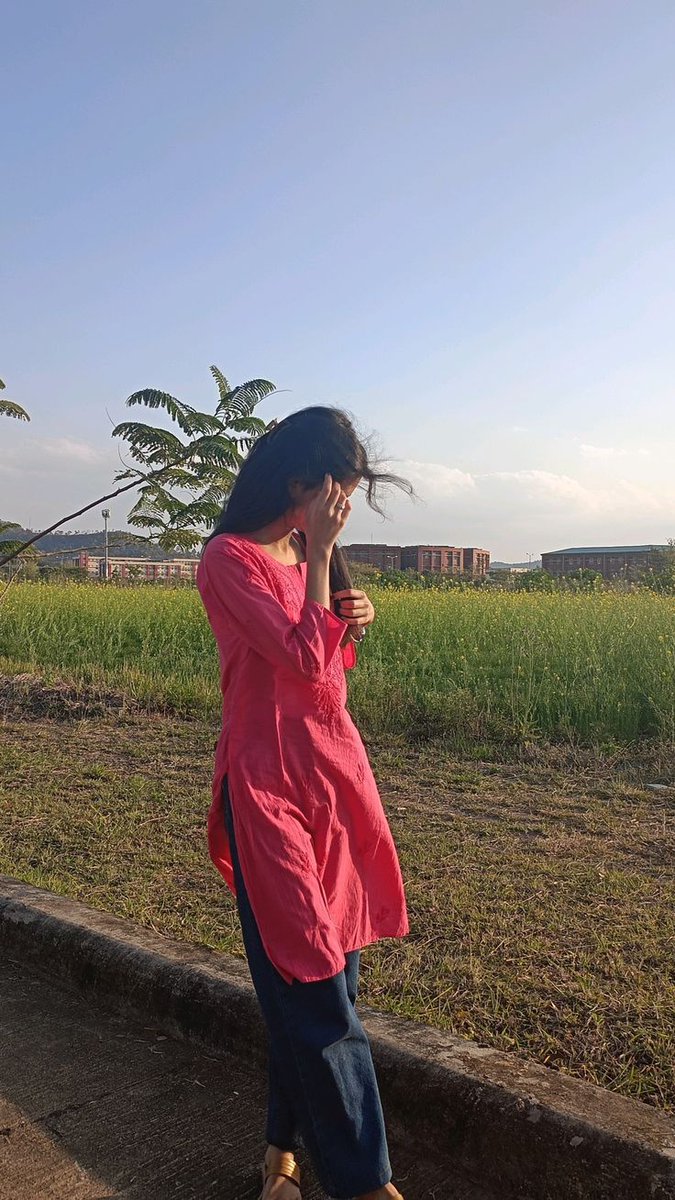 लापरवाही ही अच्छी है साहब, 
परवाह करो तो लोग सस्ता समझ लेते है" !!