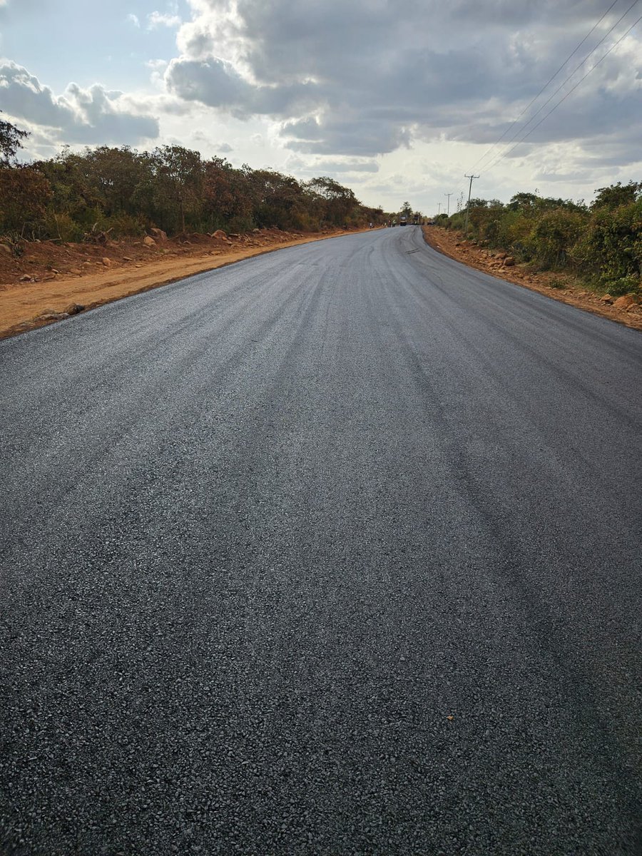 Wavinya_Ndeti's tweet photo. Mlichagua  Mama lazima nitadeliver.

Katangi–Malava–Kinyatta–Kithimani Road. https://t.co/lNZjW95v33