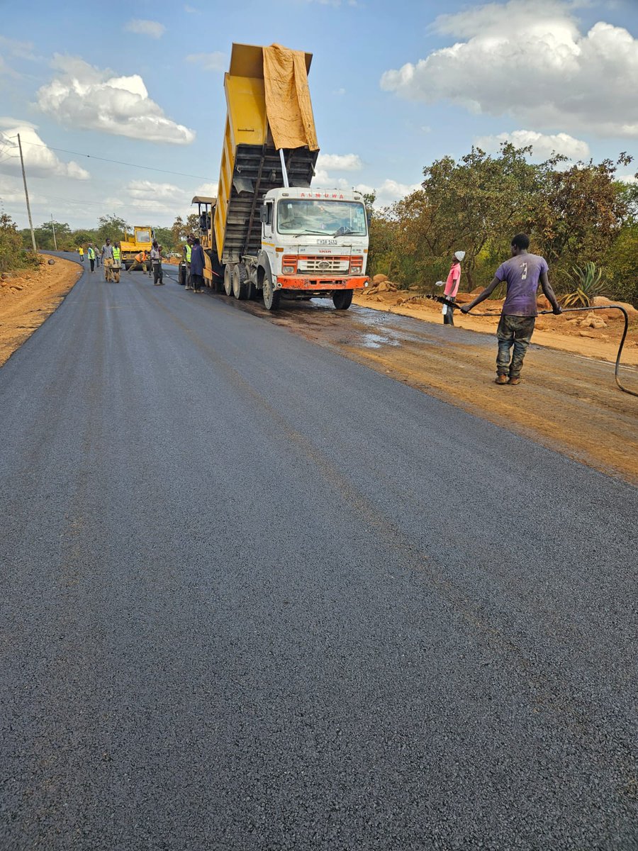 Wavinya_Ndeti's tweet photo. Mlichagua  Mama lazima nitadeliver.

Katangi–Malava–Kinyatta–Kithimani Road. https://t.co/lNZjW95v33