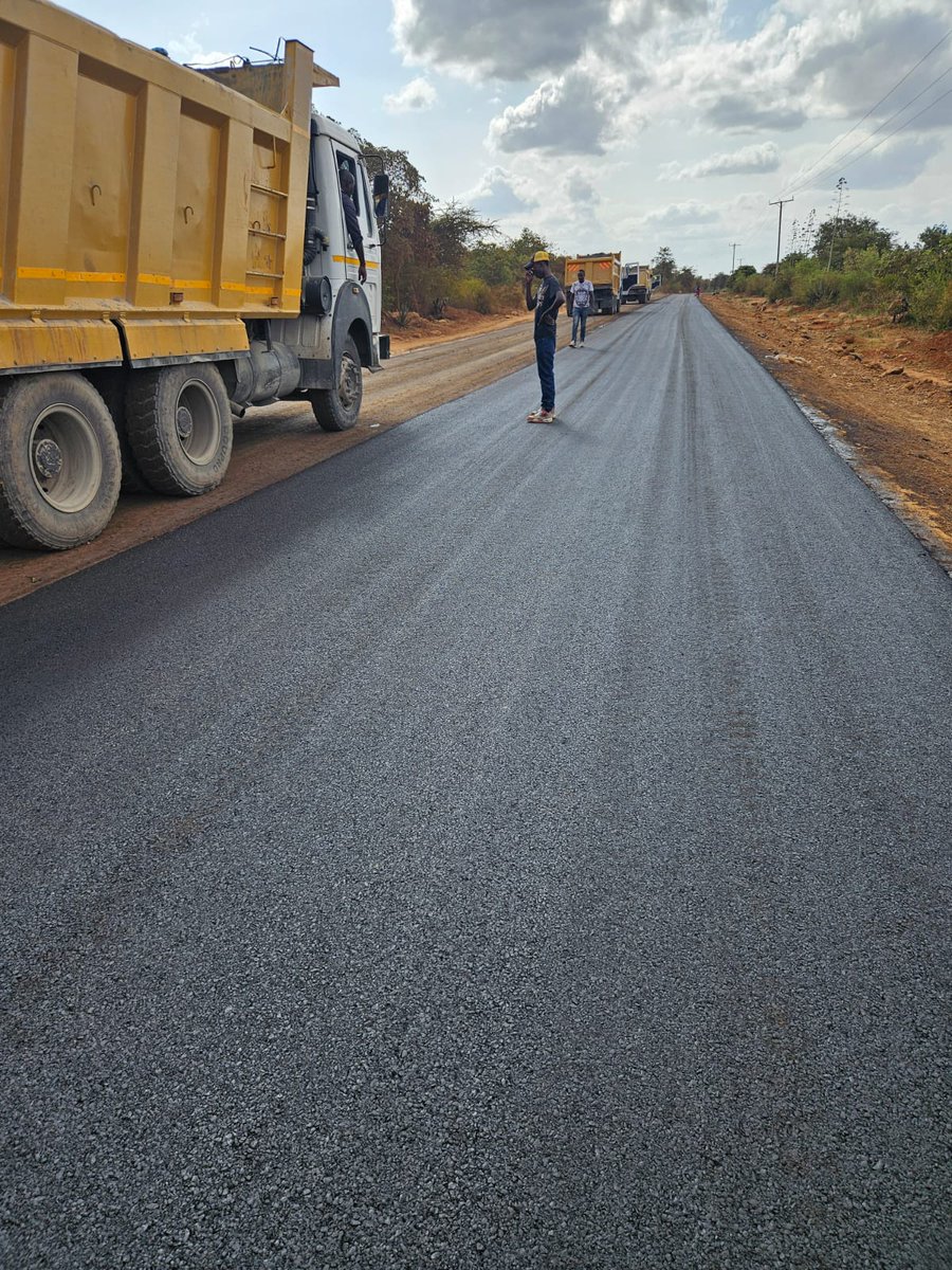 Wavinya_Ndeti's tweet photo. Mlichagua  Mama lazima nitadeliver.

Katangi–Malava–Kinyatta–Kithimani Road. https://t.co/lNZjW95v33