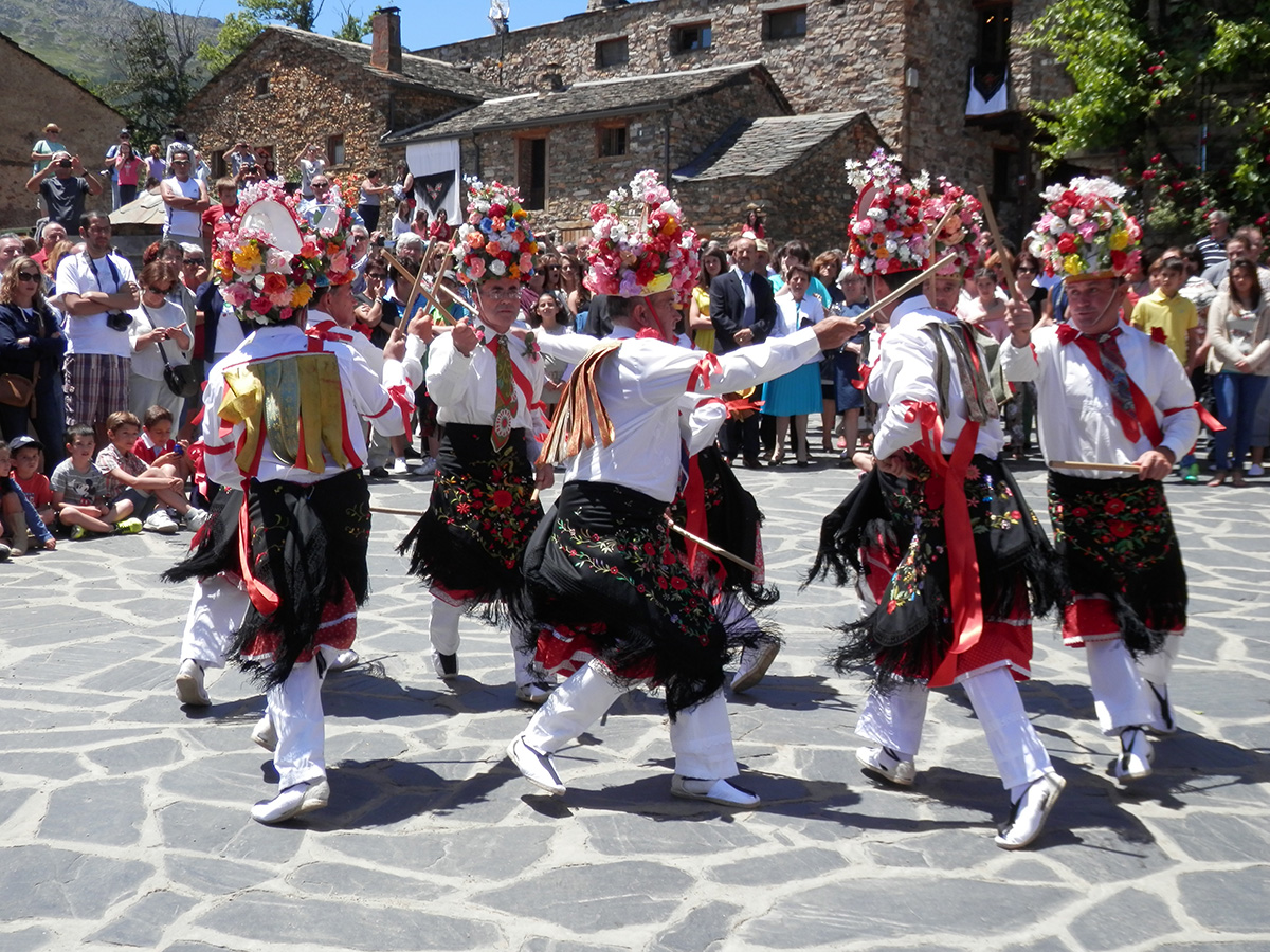 🌸 Altares, danzas, alfombras, bordados, máscaras…te acercamos a cinco celebraciones de #CLM que han sido declaradas Bien de Interés Cultural Inmaterial.

🙏✨ Gracias a quienes conserváis con amor ❤️ estas tradiciones🎉 ¡Feliz #DíaDeCorpus! ✝️

 👉 cultura.castillalamancha.es/culturaenredcl…