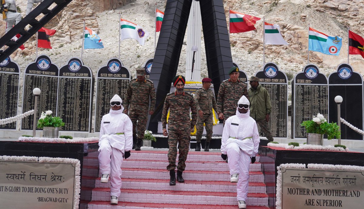 PRODefRjsthn's tweet photo. Lt Gen Harbinder Singh Vandra #COS #SaptaShaktiCommand #ColonelComdt
#CorpsOfSignals visits #SiachenBrigade &amp; Base Camp. Reviewing the Op Preparedness,he applauded #SiachenSignallers  committed resolve at the #WorldHighestBattleField.
#IndianArmy
@SpokespersonMoD 
@SWComd_IA https://t.co/Xs8KFyNay2