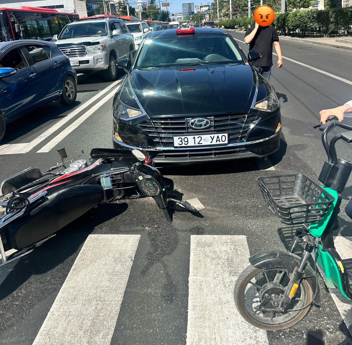 Явган хүний гарцан дээр урсгал сөрж маяак хангинуулж ирээд мототой хүн мөргөөд унагачихлаа гэнээ. Утас мутсаар ярьчихжээ. Дарга руугаа л ярьж байгаа байх даа. Эдгээр машинуудад урсгал сөрөх эрх бий юу? Ямар үед давуу эрх эдэлдэг вэ? 🤮🤮🤮