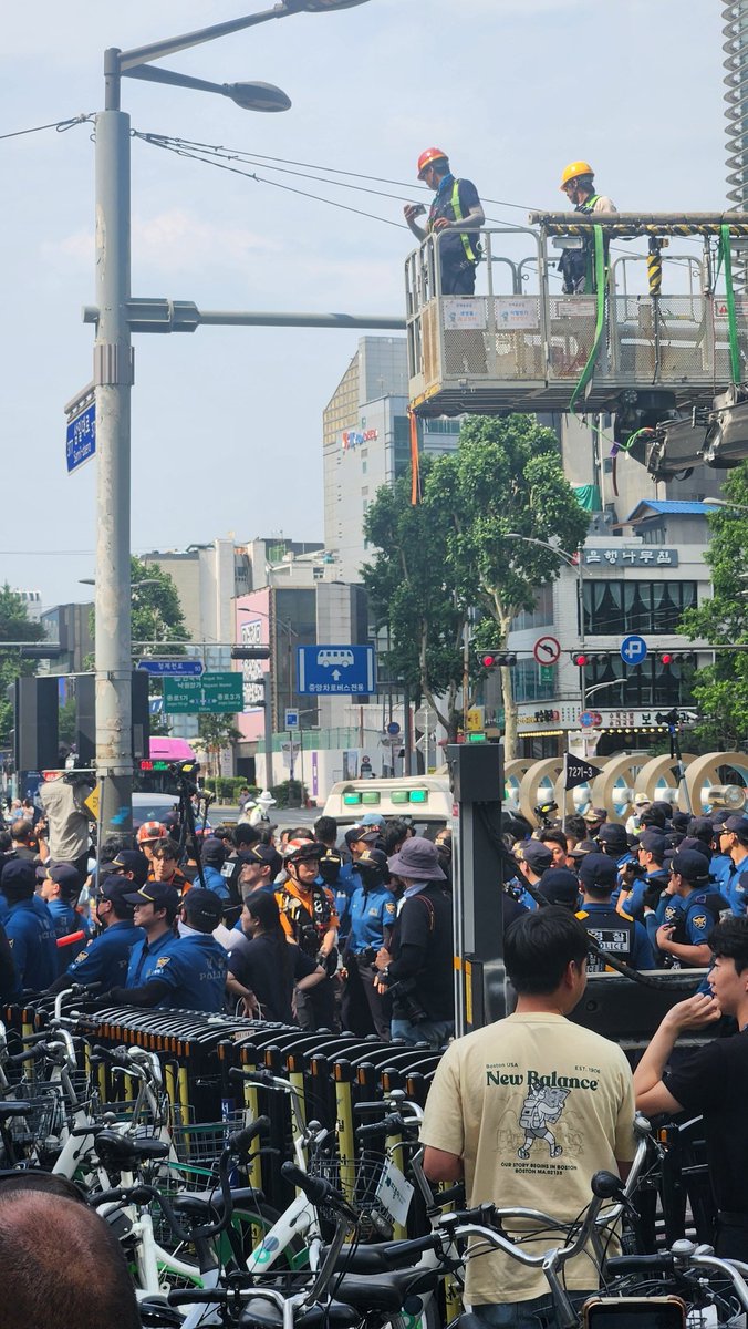 사람 한명 내려오는데 
이 많은 경찰들을 데려왔다고
대체 뭐가무섭냐