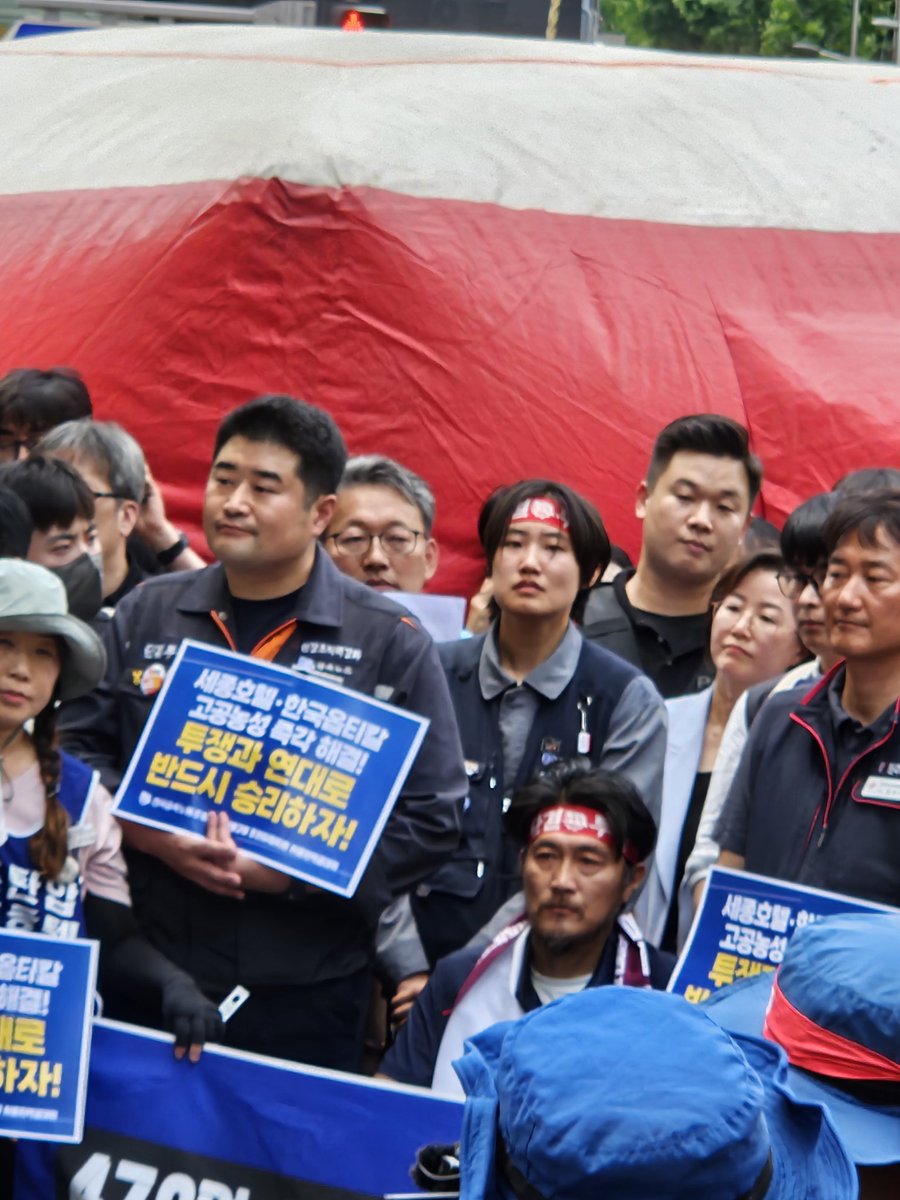 김형수 동지 내려왔어요😭😭😭그 옆을 한결같이 지키고 있는 맘마동지와 김형수 동지 투샷에 눈물이 폭포수처럼 나옵니다 😭😭😭고생많으셨어요 김형수 동지 녹색병원에서 충분한 치료와 휴식하시고 맘마동지와 조합원 동지들 모두 이 승리를 누리시길!