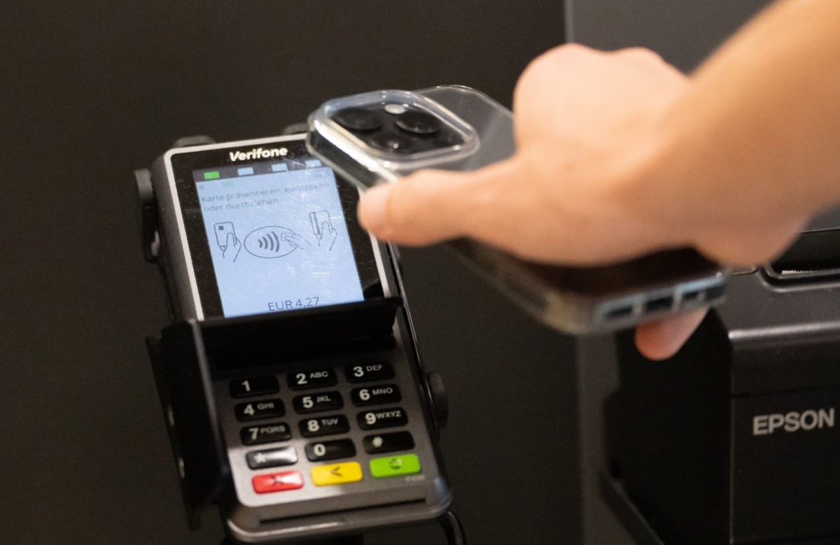 melanews's tweet image. Il nuovo standard NFC estende il raggio fino a 2cm, favorendo pagamenti contactless e connessioni affidabili tra dispositivi 😊 #NFC #tecnologia #pagamenti