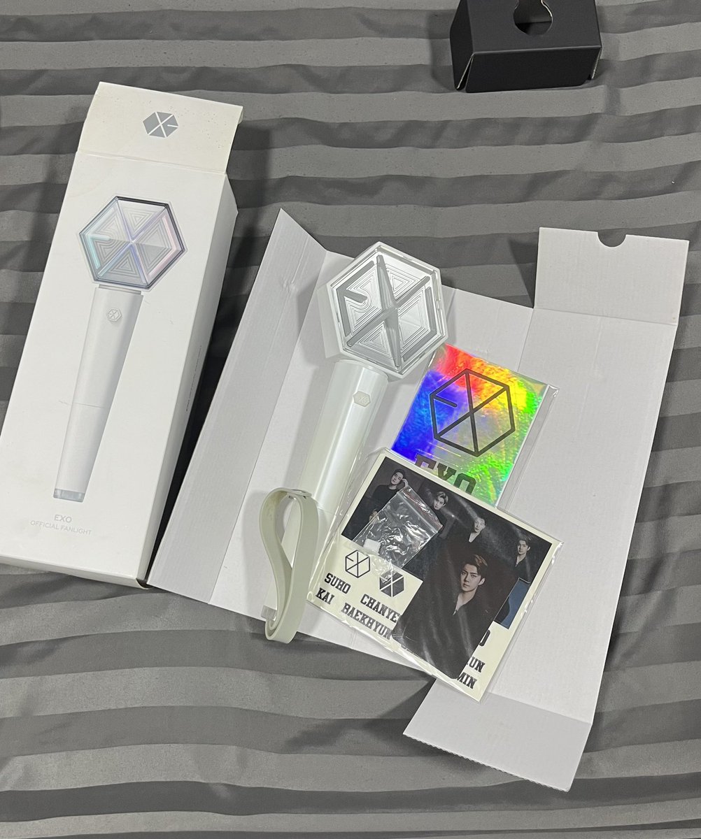 KKODKKO's tweet photo. ขออนุญาตปล่อยของสะสมค่า
แท่งไฟ EXO V.3
ยังไม่เคยใช้เลย มี 1 อันค่า 
กล่องมีเลอะนิดหน่อย แต่แท่งไฟปกติค่ะ 1,000 รวมส่ง 
PHOTOBOOK  1,000 รวมส่ง
สร้อยมือวันเกิดแบคฮยอน 250 รวมส่ง
สนใจขอดูเพิ่มเติมได้ DM เลยนะคะ 

#ตลาดนัดexo #ตลาดนัดEXOL #KAI_KAION_IN_BANGKOK #แท่งไฟ
#ตลาดนัดเอ็กโซ https://t.co/tTnhBbN3nZ