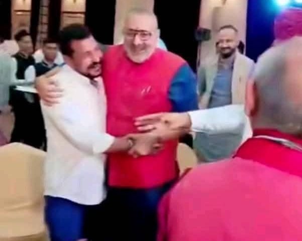 भीम आर्मी के अनपढ़ कार्यकर्ता रोहिणी घावरी पर भाजपा का टैग लगा रहें झूठी खबरों के साथ  !

इधर ये उनके आका सांसद चन्द्रशेखर आजाद को भाजपा के कैबिनेट मंत्री ने वीर हनुमान की उपाधि दी है फ़ोटो से जज करने वाले इस फ़ोटो पर बोलती बंद हो जाती खैर आसपा कमजोर होगी बसपा मजबूत ।।
