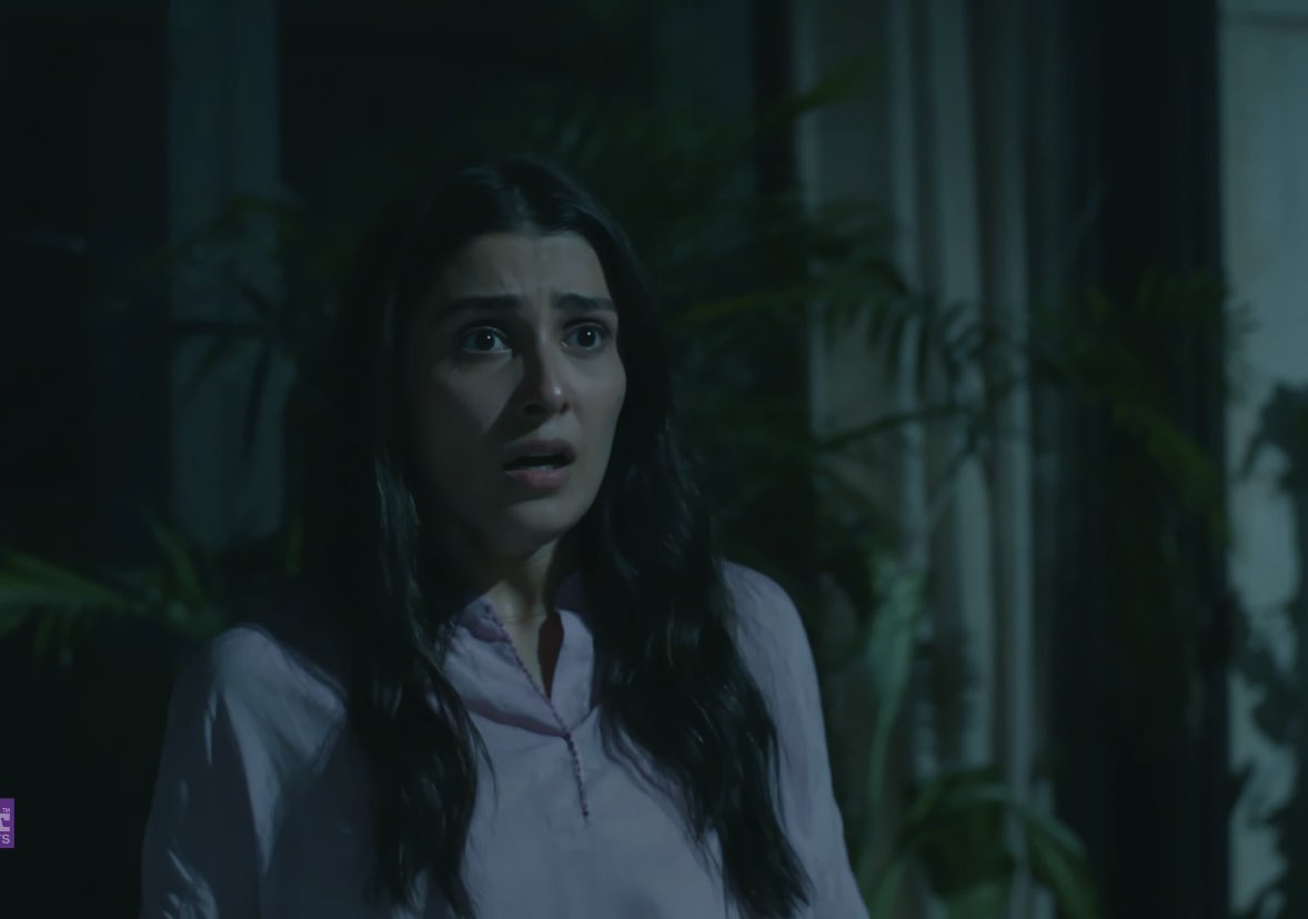 dreams6116's tweet image. Yeter artık ya! Biraz araştır da şu kızın suçsuz olduğunu anla artık. Kızı delirtti evin içinde. Kız hayal gördüğünü, delirdiğini falan zannediyor.

#Humraaz #FerozeKhan #AyezaKhan