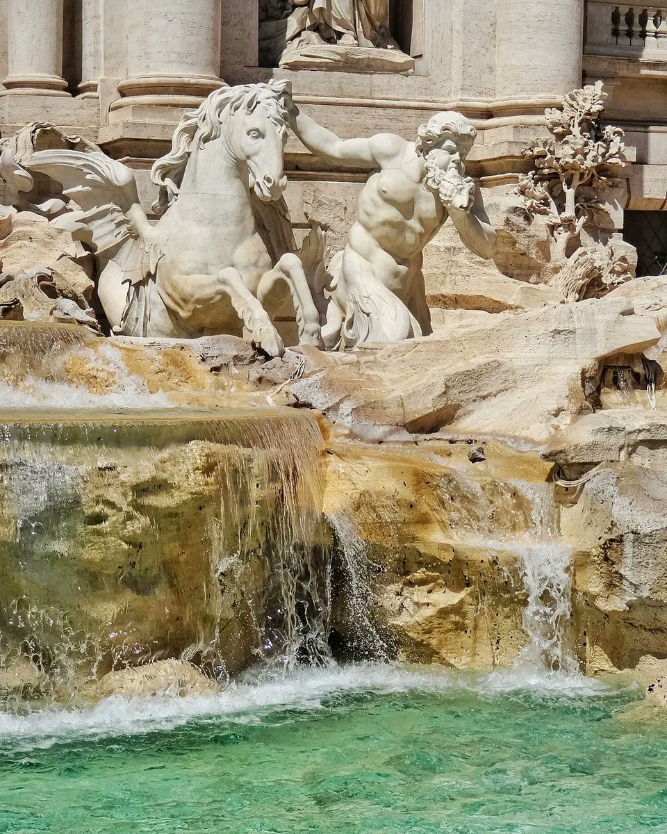 Roma's tweet photo. #BuongiornoRoma Credit: https://t.co/Tt0i6JTeuz - Fontana di Trevi https://t.co/P4zR5fa2DP