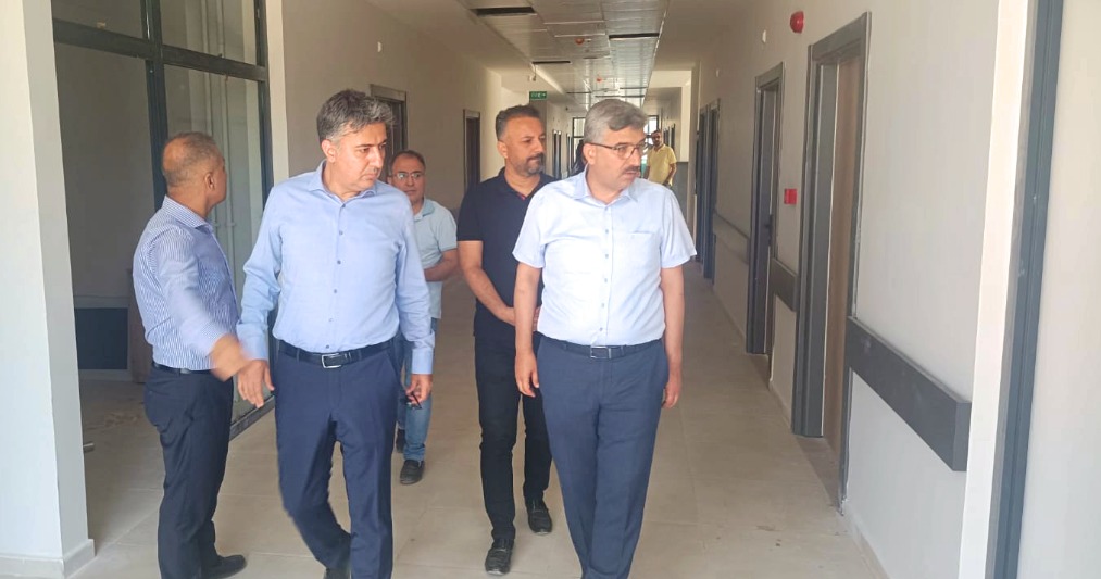 batmanilsaglik's tweet photo. 📍 500 Yataklı Devlet Hastanesi ile Cudi Sağlık Kompleksi İnşaatına Ziyaret!

İl Sağlık Müdürümüz Uzm. Dr. Murat Solmaz, hizmet başkanlarıyla birlikte yapımı devam eden 500 Yataklı Devlet Hastanesi ve Cudi Sağlık Kompleksi inşaatında  incelemelerde bulundu. Yetkililerden bilgi alan Dr. Solmaz, çalışmaların hızla tamamlanması için talimat verdi.

✅ 500 Yataklı Devlet Hastanesi %68, Cudi Sağlık Kompleksi ise %95 fiziki gerçekleşme oranına ulaştı.

📌 İlimize ivme kazandıracak iki yeni sağlık tesisimizin en kısa sürede tamamlanarak hizmete açılması için çalışmalarımıza aralıksız devam ediyoruz! 

#BatmanSağlık  #GüçlüSağlıkAltyapısı  #SağlıktaGüçlüBatman

@batmanvaliligi