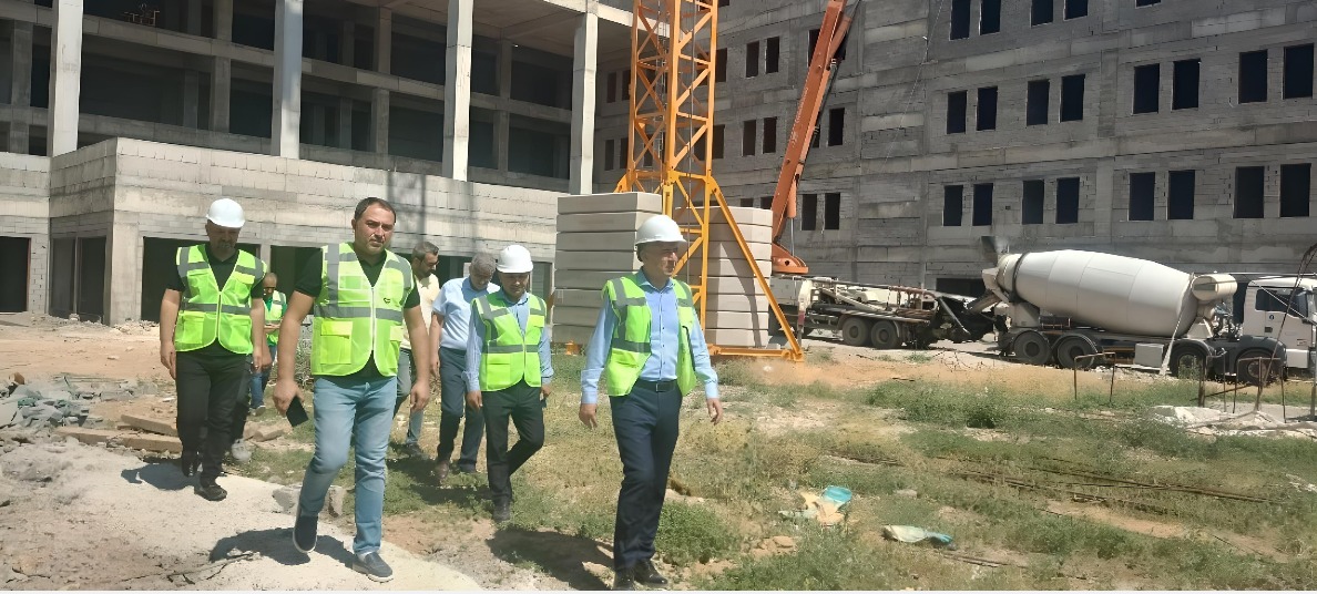 batmanilsaglik's tweet photo. 📍 500 Yataklı Devlet Hastanesi ile Cudi Sağlık Kompleksi İnşaatına Ziyaret!

İl Sağlık Müdürümüz Uzm. Dr. Murat Solmaz, hizmet başkanlarıyla birlikte yapımı devam eden 500 Yataklı Devlet Hastanesi ve Cudi Sağlık Kompleksi inşaatında  incelemelerde bulundu. Yetkililerden bilgi alan Dr. Solmaz, çalışmaların hızla tamamlanması için talimat verdi.

✅ 500 Yataklı Devlet Hastanesi %68, Cudi Sağlık Kompleksi ise %95 fiziki gerçekleşme oranına ulaştı.

📌 İlimize ivme kazandıracak iki yeni sağlık tesisimizin en kısa sürede tamamlanarak hizmete açılması için çalışmalarımıza aralıksız devam ediyoruz! 

#BatmanSağlık  #GüçlüSağlıkAltyapısı  #SağlıktaGüçlüBatman

@batmanvaliligi