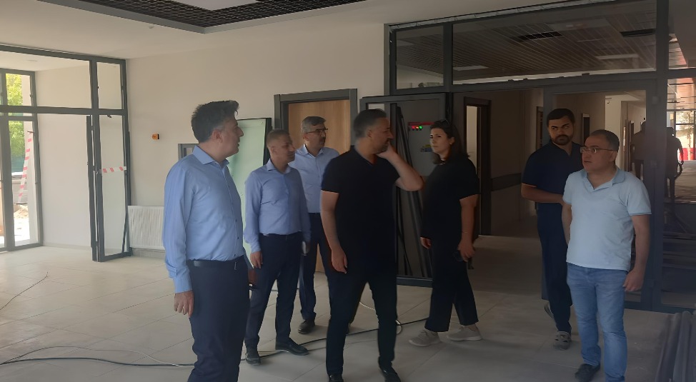 batmanilsaglik's tweet photo. 📍 500 Yataklı Devlet Hastanesi ile Cudi Sağlık Kompleksi İnşaatına Ziyaret!

İl Sağlık Müdürümüz Uzm. Dr. Murat Solmaz, hizmet başkanlarıyla birlikte yapımı devam eden 500 Yataklı Devlet Hastanesi ve Cudi Sağlık Kompleksi inşaatında  incelemelerde bulundu. Yetkililerden bilgi alan Dr. Solmaz, çalışmaların hızla tamamlanması için talimat verdi.

✅ 500 Yataklı Devlet Hastanesi %68, Cudi Sağlık Kompleksi ise %95 fiziki gerçekleşme oranına ulaştı.

📌 İlimize ivme kazandıracak iki yeni sağlık tesisimizin en kısa sürede tamamlanarak hizmete açılması için çalışmalarımıza aralıksız devam ediyoruz! 

#BatmanSağlık  #GüçlüSağlıkAltyapısı  #SağlıktaGüçlüBatman

@batmanvaliligi