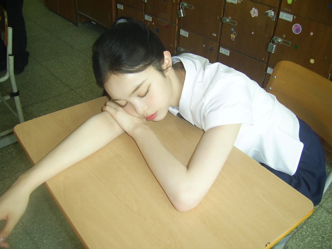ᶻ 𝗓 𐰁 .ᐟ 수업 중에 잠드는 건 재밌어요. 꿈속에서도 공부할 수 있으니까요 ㅎㅎ 수업 중에 잠드는 걸 좋아하시나요?