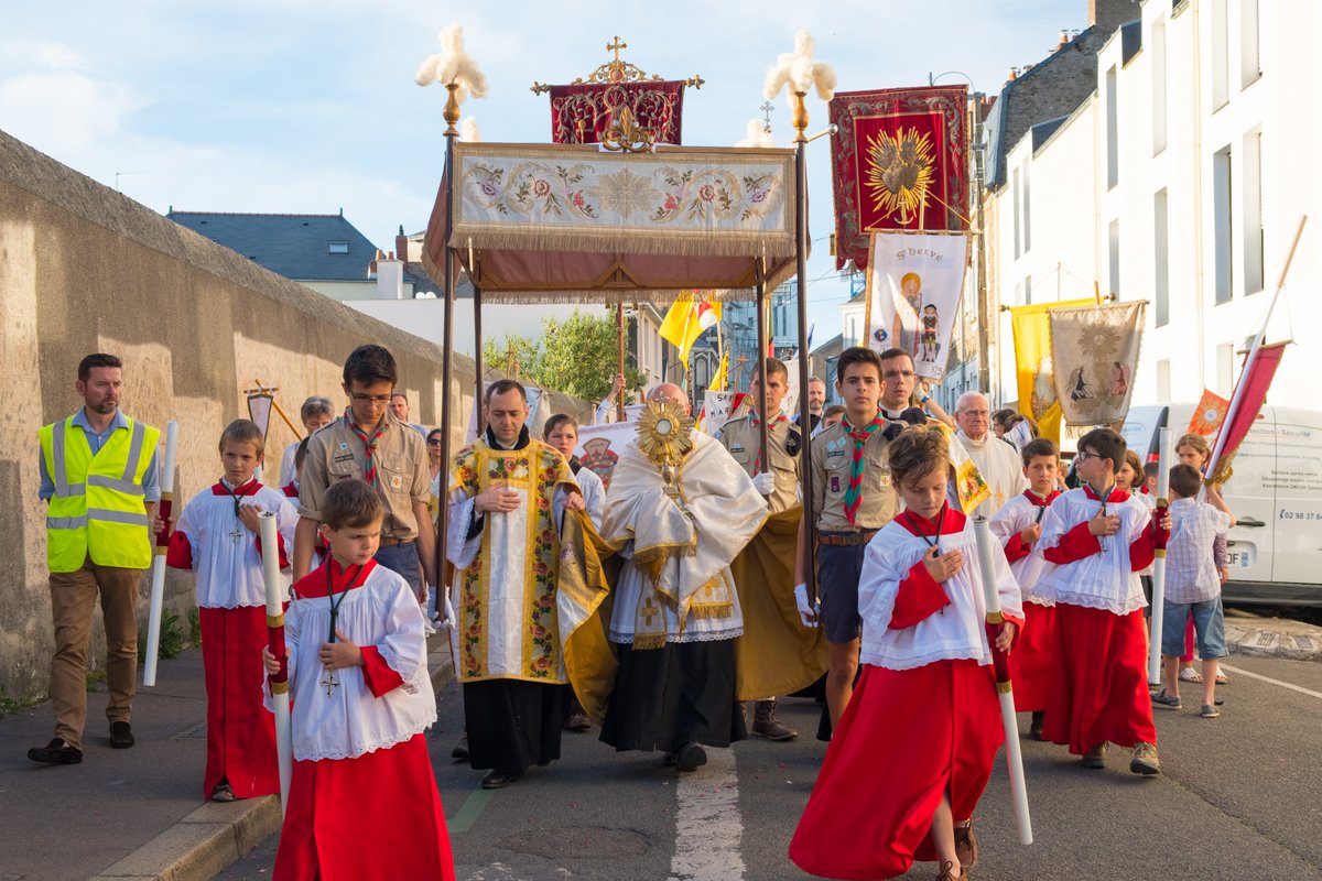 Nous fêtons aujourd'hui la Fête-Dieu. Cette fête célèbre la présence réelle de Jésus-Christ dans le sacrement de l'Eucharistie. Dans la France catholique, cette fête était un jour férié et donnait lieu à de grandes processions dans les rues des villes.

"En ce temps-là, Jésus dit