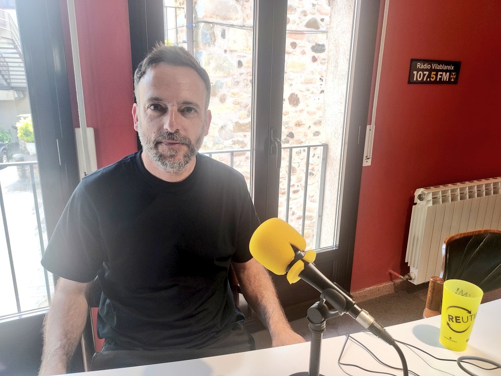 Bon dia! Avui, a les 12 h, entrevistem Santi Careta. Ens presentarà el seu treball discogràfic "A milers de somnis de distància" 107.5 FM 📻 (Girona)